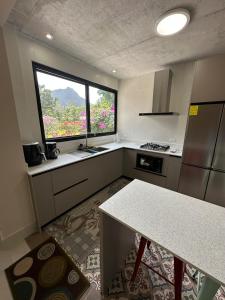 a kitchen with a counter and a window in it at Casa Makuira 2 in El Valle de Antón