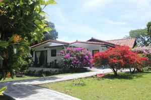 a house with pink flowers in the yard at Casa Makuira 2 in El Valle de Antón