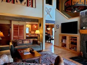 a living room with a couch and a tv at 89 Meadow House in Sunriver