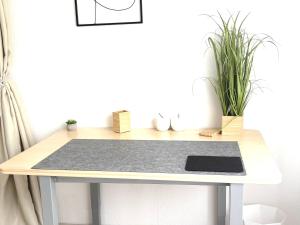 una mesa en una habitación con plantas encima en Apartment Alb Glück 1, en Hechingen