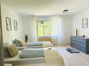 un dormitorio con dos camas y una ventana en Apartment Alb Glück 1, en Hechingen 23 fotos más