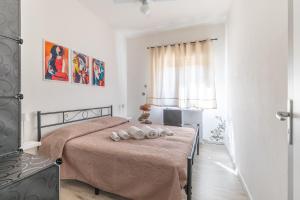 a bedroom with two beds with pink sheets and a window at Villa Tosca dell'Angelo con piscina in Comiso +52 photos