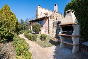 a house with a bird house in front of it at Lo paller in Perelló