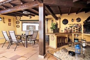 a kitchen with a table and chairs in a room at La Suerte viviendas in Agaete