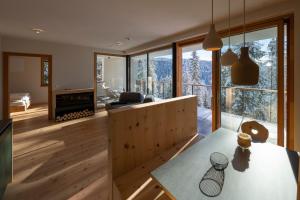 a kitchen and living room with a table and chairs at Chalet Magdalena und Lodges in Avelengo