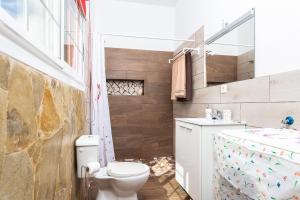 a bathroom with a toilet and a sink at Casa Suárez in Tuineje +22 photos