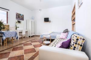 a living room with a couch and a table at Casa Suárez in Tuineje