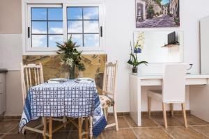a dining room with a table and chairs at Casa Suárez in Tuineje