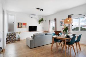 a living room with a table and a couch at Ula Home in Barbate