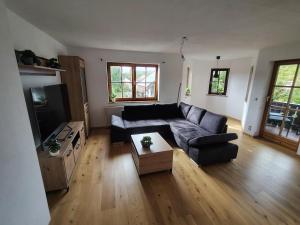 a living room with a couch and a table at Ferienwohnungen Leiteritz in Königsfeld im Schwarzwald