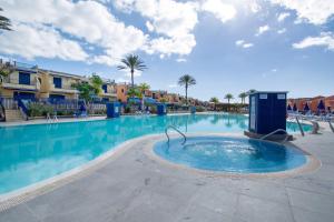 a large swimming pool at a resort at Bahia Meloneras Luxury Duplex in Maspalomas