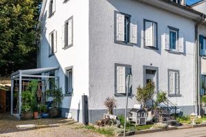 a white house with a door and windows at Ferienappartments Nähe Schweiz in Kandern