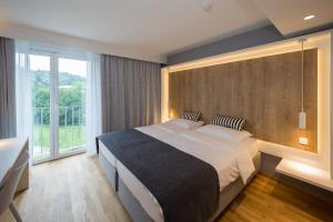 Postel nebo postele na pokoji v ubytování M Hotel