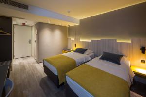 Postel nebo postele na pokoji v ubytování M Hotel