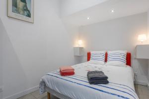 a bedroom with a bed with towels on it at Les Sables in Bormes-les-Mimosas