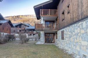 a building with a balcony on the side of it at App 6 pers cozy centre Samoëns in Samoëns