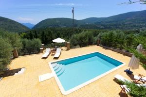 Utsikt över poolen vid Pilikas Luxury Villas eller i närheten