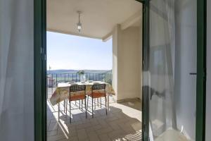a room with a table and chairs on a balcony at Casa Boliches32 in Arcos de la Frontera