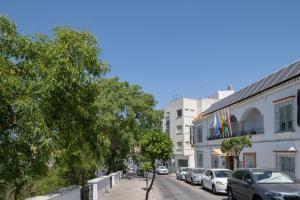 a street with cars parked on the side of the road at Casa Boliches32 in Arcos de la Frontera