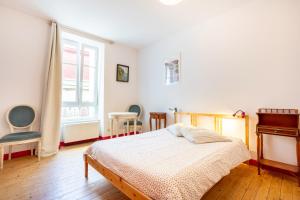 a bedroom with a bed and a piano at Maison de pêcheur au Rosmeur in Douarnenez