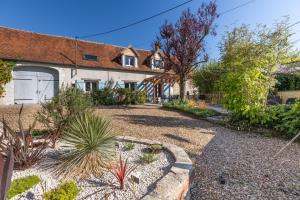 a house with a garden in front of it at La clé des Champs in Couffy
