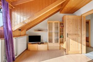 a living room with an attic with wooden walls at Ebnichers Paradies in Cardano