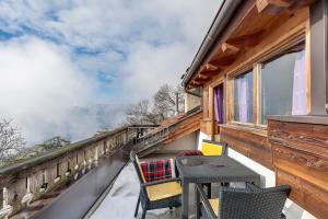 a balcony with chairs and a table on a house at Ebnichers Paradies in Cardano