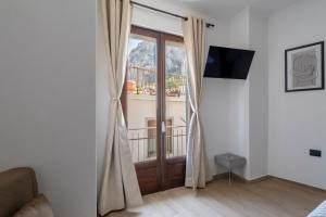 a room with a sliding glass door with a balcony at Il Filo Azzurro Ulassai in Ulassai