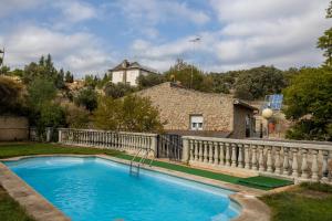 a swimming pool in the yard of a house at El Calderillo in Burgohondo