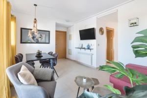 a living room with a table and chairs at Casadeluxe Riquelme in Sucina