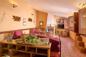 a living room with a couch and a table at Rivero Rural in Rivero de Posadas