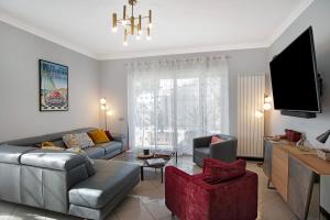 a living room with a couch and a tv at Villa Vallegrande in Ospedaletti
