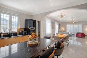 a kitchen and dining room with a table with a bowl of fruit at Villa Vallegrande in Ospedaletti