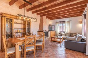 a kitchen and living room with a table and a couch at Villa Paqui in Portopetro