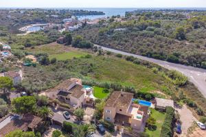 an aerial view of a house with a yard at Villa Paqui in Portopetro