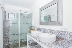a bathroom with two sinks and a mirror at Ático deluxe Corralejo centro in Corralejo +15 photos