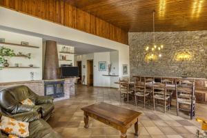 ein Wohnzimmer mit Kamin und einem Tisch in der Unterkunft Can Tapis in Santa María de Camós