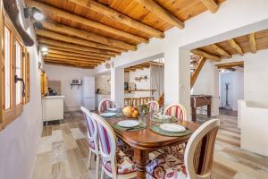 a kitchen and dining room with a wooden table and chairs at Casa Rústica in Vélez de Benaudalla