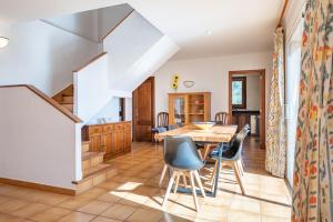 a kitchen and dining room with a table and chairs at Pedrassa Gran Superior in Cala Santanyi