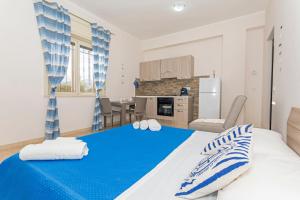 a bedroom with a large bed and a kitchen at Da Pina E Lu in Giardini Naxos