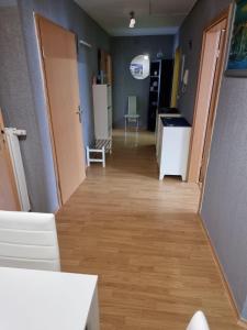 a hallway of a room with a kitchen and a floor at Große 4 Zimmerwohnung Zwickau in Zwickau +2 photos