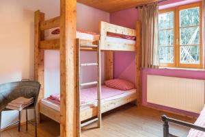 a bedroom with bunk beds in a cabin at Ferienwohnung Tipihof in Sauldorf