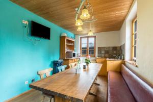 a kitchen with a wooden table in a room at Ferienwohnung Tipihof in Sauldorf