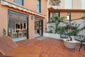 a patio with a table and chairs on a building at Casa Papaya in El Médano