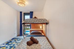 a bedroom with two bunk beds and a window at Casa Papaya in El Médano