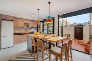 a kitchen with a large wooden table and chairs at Casa Papaya in El Médano