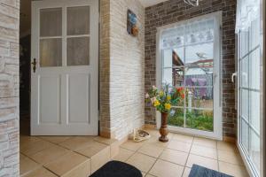 aoyer with a white door and a vase of flowers at Ferienwohnung oberhalb vom Hafen 2 in Sassnitz