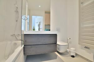 a bathroom with a shower and a toilet and a sink at Maison Les Flots De Port-mer in Cancale