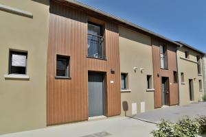 an external view of a building at Maison Les Flots De Port-mer in Cancale