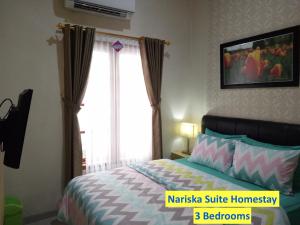 Nariska Suite Homestay Purwokerto 객실 침대